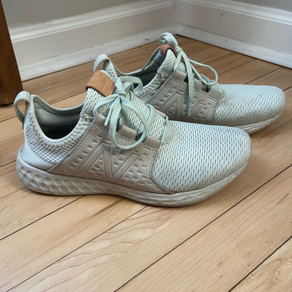 New Balance Light Green Size 9.5 Casual Sneakers